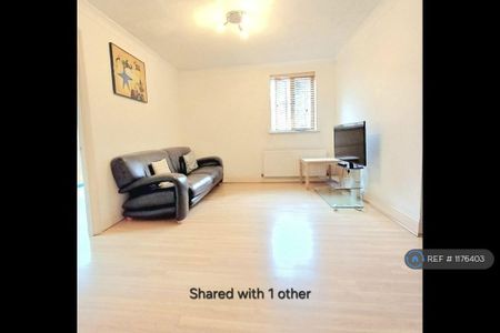 1 bedroom in a flat share to rent - Photo 2