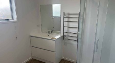 New bathroom and kitchen, lockable internal garage - Photo 4