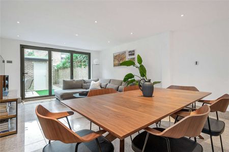 A stunning four bedroom, end of terrace home, set across three floors in a sought after Islington location. - Photo 2