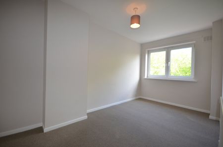 Flat to rent - Wricklemarsh Road, London, SE3 - Photo 2