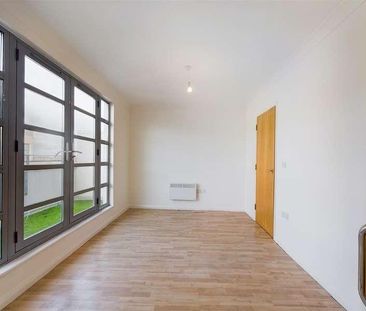 Charlesmere Gardens, Thames Reach, London, SE28 - Photo 5