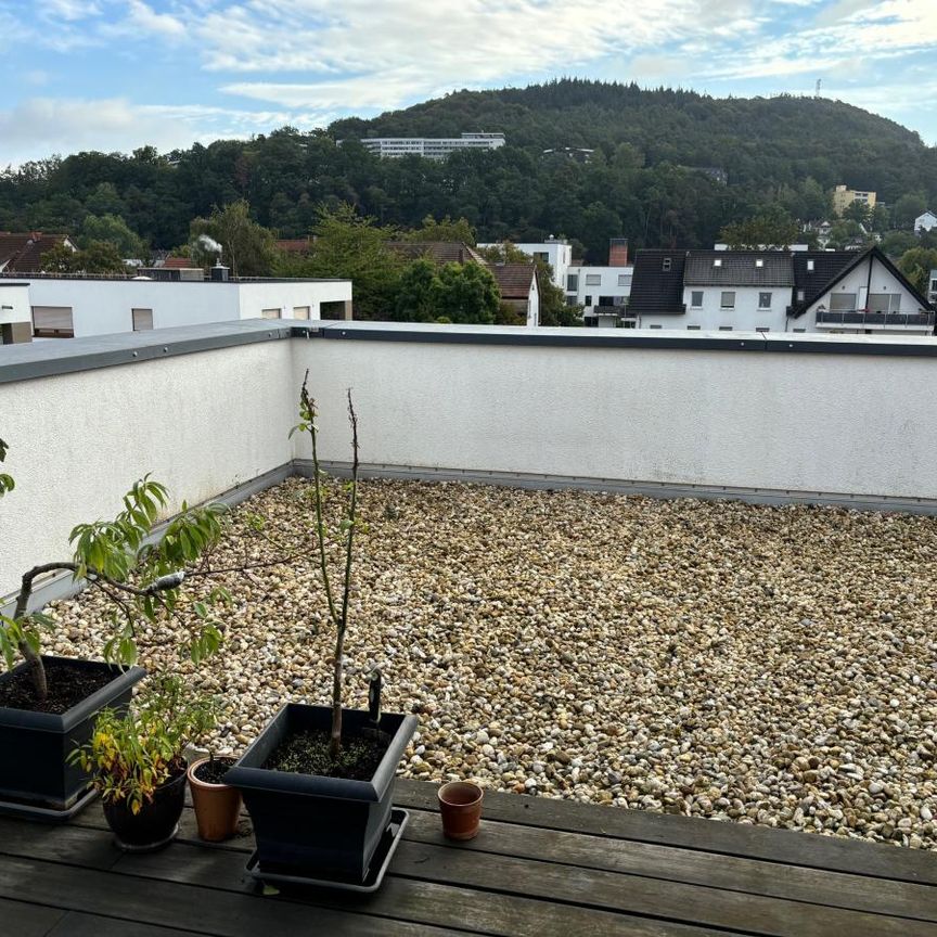 Ein echtes Highlight auf dem Marburger Wohnungsmarkt! Moderne, lichtdurchflutete und wirklich schöne 3 Zimmer-Wohnung mit Dachterrasse, Afföllerstr. 30, Marburg - Photo 1