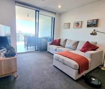 Modern 1 Bedroom + Study Nook Apartment with Bay Views $585/week - Photo 2