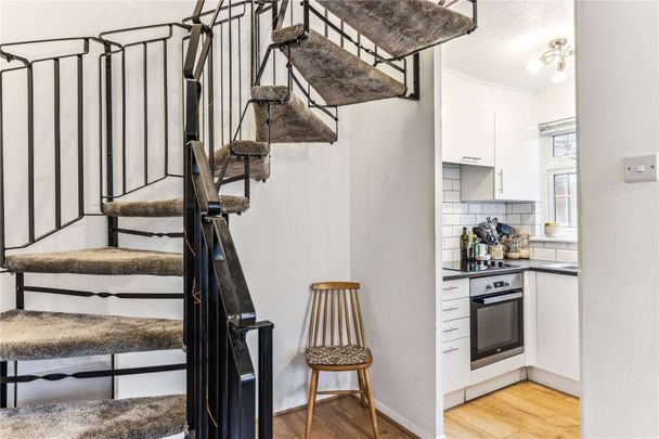 SINGLE TENANT ONLY- A small one bedroom house ideally located close to Wandsworth Common and its amenities. - Photo 1