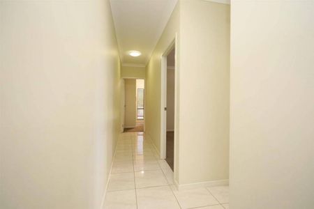 Large Airconditoned Family Entertainer - Huge Patio - Double Gate Side Access - Photo 3
