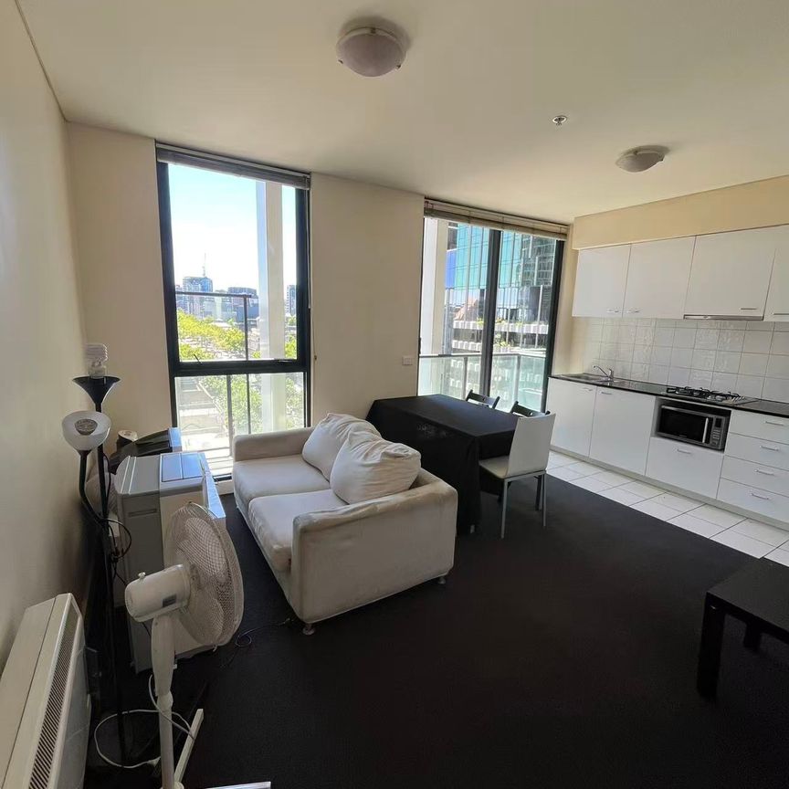 Furnished 2-Bedroom Apartment in Prime Melbourne CBD Location - Photo 1