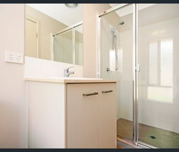 Modern 3 bedroom, 2 bathroom, 1 car duplex - Photo 5
