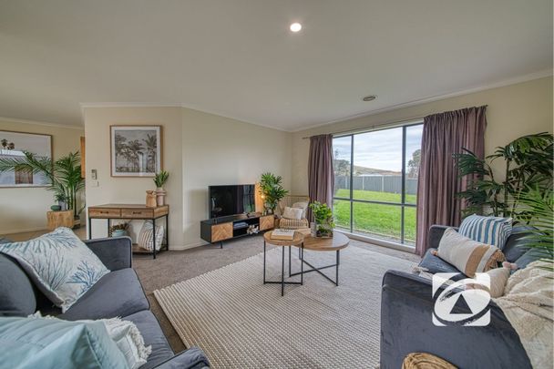 SPACIOUS 4 BEDROOM FAMILY HOME - Photo 1