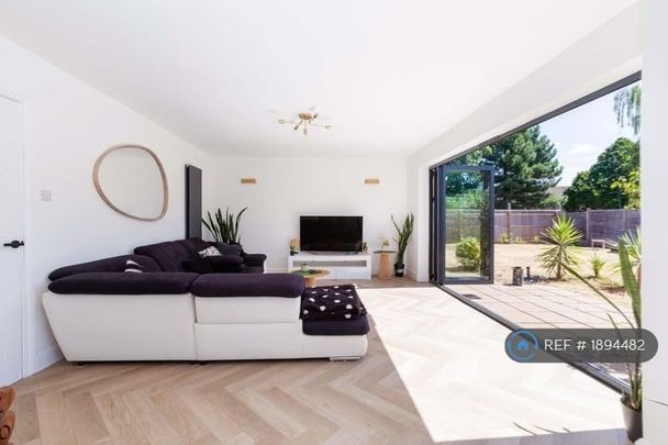 4 bedroom detached house to rent - Photo 1