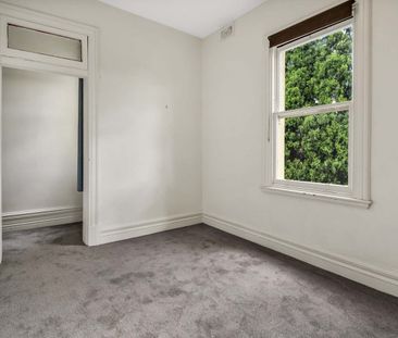 Large top floor apartment - pet friendly - Photo 1