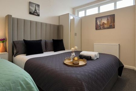 3 Bed Terraced House, Ironmongers Place, E14 - Photo 3