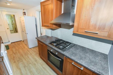 1 bedroom in a house share to rent - Photo 2