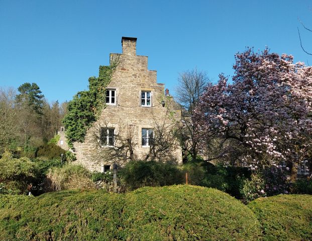 *Stilvolle Single-Wohnung im historischen Schloss Allner* Moderne Wohnung - Voll möbliert! - Foto 1