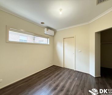 Spacious 3 Bedroom House + Study in Tarneit - Photo 4