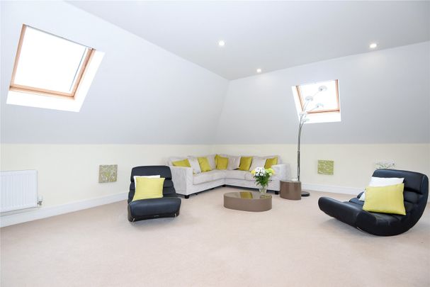 2 bedroom Flat in Whitegates, Winnersh - Photo 1