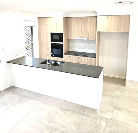 AVAIL 13/2/2026 - 3 BEDROOM TOWNHOUSE with 2 BATHROOMs & FULLY DUCTED AIR CON - Photo 5