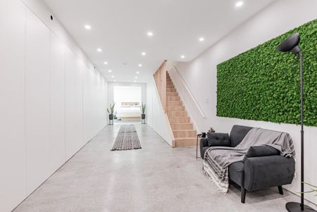 Toronto Furnished Townhouse for Rent - Incredible 1 Bed, 1 Bath plus Den and Private Yard in Queen West - Photo 3