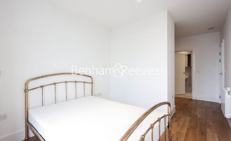 3 Bedroom flat to rent in Plumstead Road, Woolwich, SE18 - Photo 4