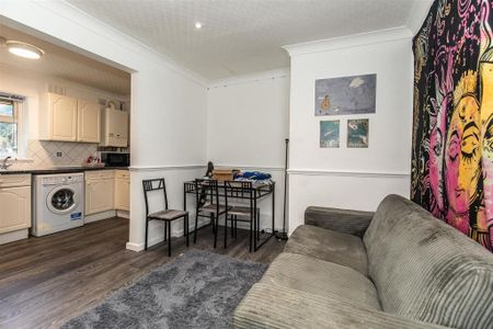 3 bedroom flat to rent - Photo 2