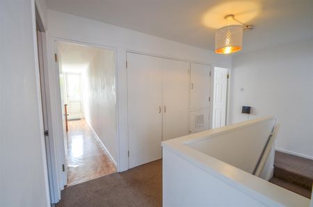 4 bedroom flat - Photo 4