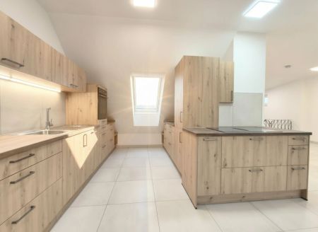 Traumhafte Dachgeschosswohnung – Erstbezug in hochwertig gebautem Wohnhaus - Klimaanlage - Moderne Küche - Gemeinschaftsgarten - Photo 5