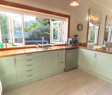 St Heliers Villa with Pool and Spa, Garden Care Included - Photo 4