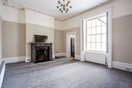 An impressive Townhouse overlooking Pittville Park. - Photo 4