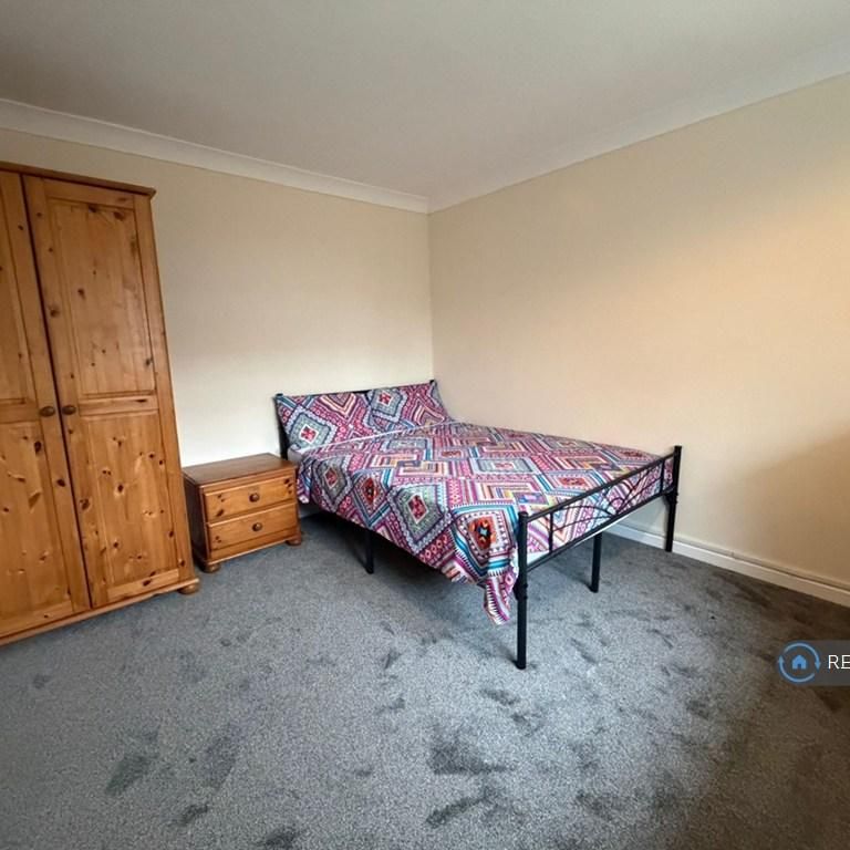1 bedroom in a house share to rent - Photo 1
