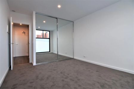 CONTEMPORARY 1 BEDROOM APARTMENT - Photo 4