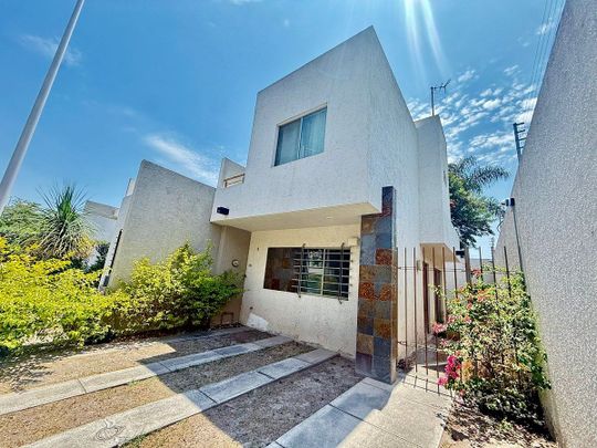 Casa en Renta en Carretera a Colotlan, Alhambra Residencial. - Photo 1