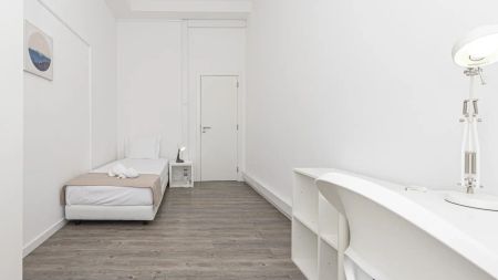 Room in a shared 11-bedroom apartment for rent in Lisbon, perfect for students - Photo 3