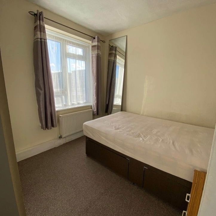 2 Bed Flat, Longbridge Road, IG11 - Photo 1