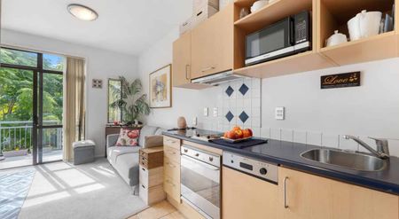 Modern 1-Bedroom Apartment in Albany’s Premier Complex - Photo 2