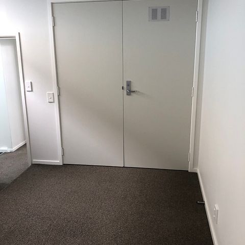 Large 4 Bedroom Apartment - Photo 1