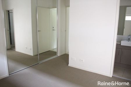 Modern unit in great location! - Photo 2
