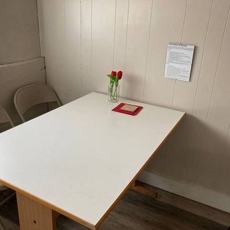 Large private room nearby Safeway, Hospital in Penticton - Photo 4