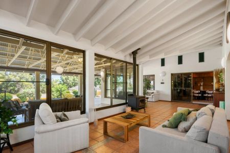 Luxury living only a stone's throw from Leschenault Estuary and shopping centre! - Photo 2