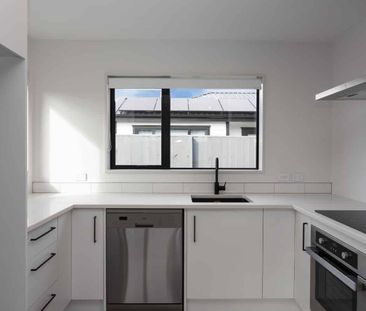 Near New Spacious 2 Bedroom Townhouse! - Photo 2