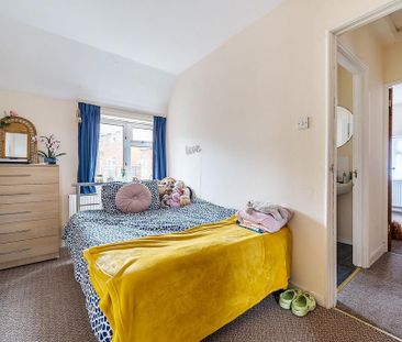 4 bedroom end of terrace house to rent - Photo 3