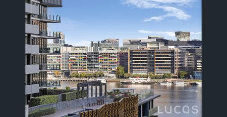Contemporary two-bedroom apartment with water views - Photo 5