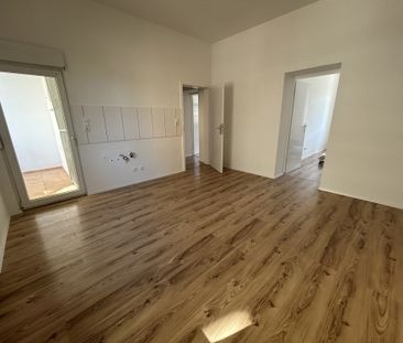 Helle und großzügige Wohnung mit Balkon - Foto 1