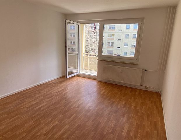 Sonnige 3-Raum-Wohnung mit Aufzug und Balkon - Photo 1