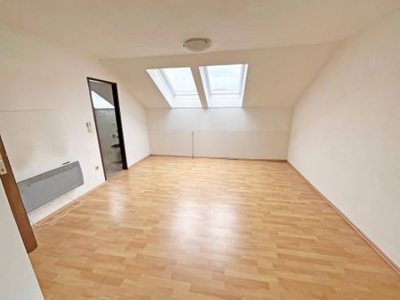 Gemütliche Dachgeschosswohnung mit Küche - Photo 2