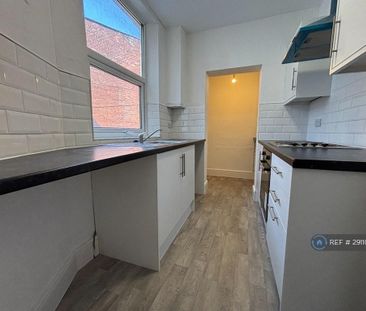 3 bedroom flat to rent - Photo 4