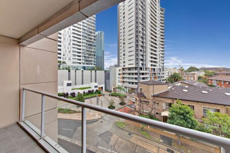 Ultra-Spacious, Central Location **Available 17/12/25 ** - Photo 2