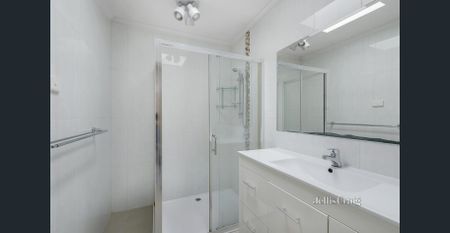 Private Rear Villa in Premium Mount Waverley Pocket - Photo 4