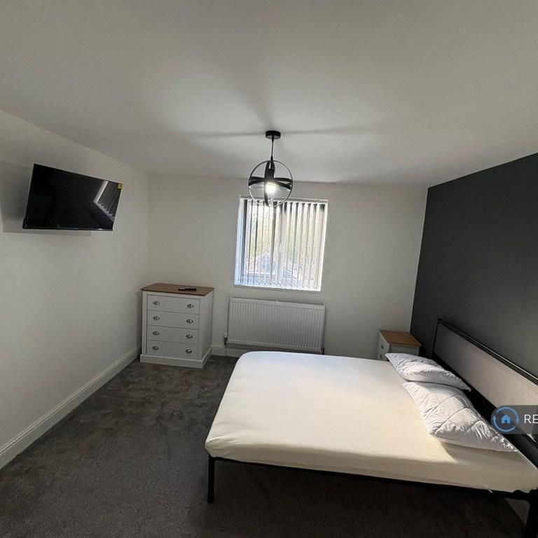 1 bedroom in a house share to rent - Photo 1