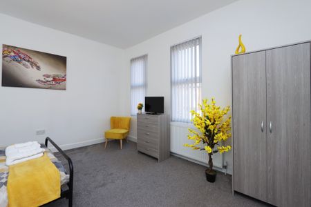 Beautiful rooms in shared house in Moseley - Photo 3