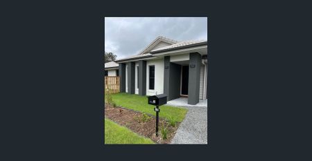 Modern 3-Bedroom Duplex with Street Access & Private Driveway - Photo 3