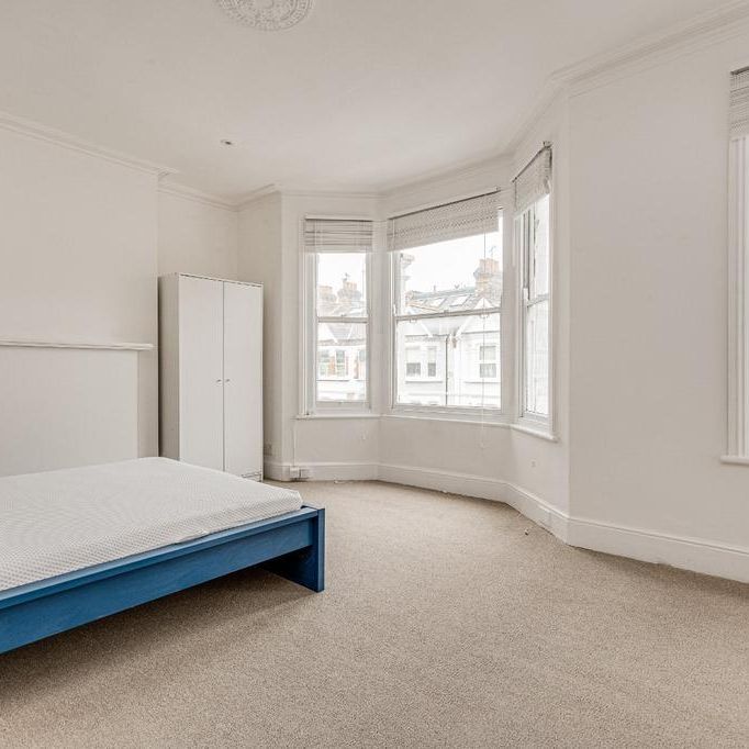 4 bedroom flat to rent - Photo 1